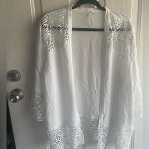White short kimono. Size XL. No stains. Great condition.